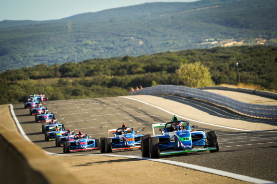 Drei Nachwuchsfahrer aus Deutschland bilden das neue ADAC Formel Junior Team. Foto: KSP Reportages