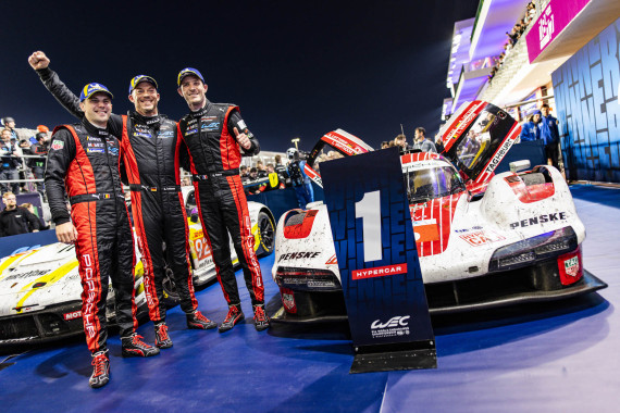 Andre Lotterer mit dem siegreichen Porsche-Team in Katar