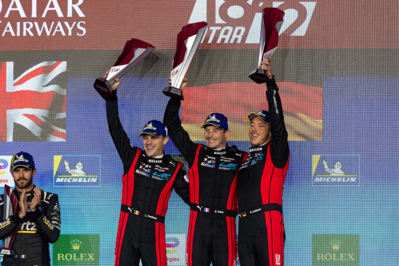 Andre Lotterer und seine Porsche-Teamkollegen bei der Siegerehrung in Katar