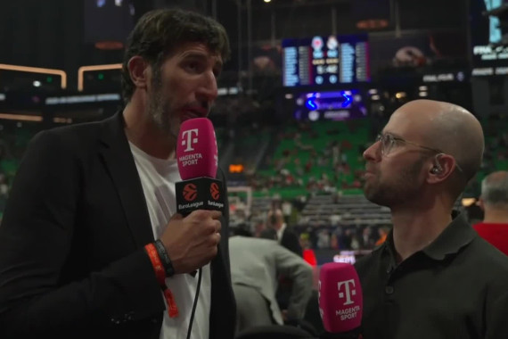 Bundestrainer Alex Mumbru im MagentaSport-Interview mit Moderator Lukas Schönmüller