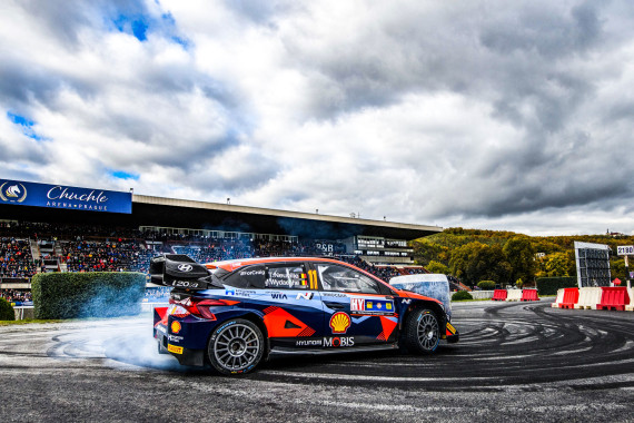 Hyundai-Pilot Thierry Neuville liegt nach dem ersten Tag der Central European Rally in Führung