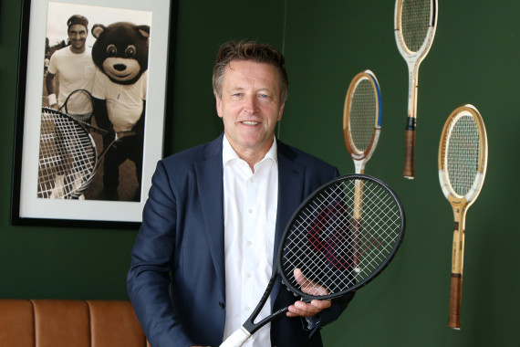 Turnierdirektor Weber mit dem Original-Schläger von Roger Federers letztem Spiel beim Laver Cup