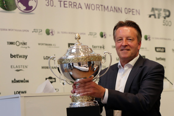 Ralf Weber präsentiert bei der offiziellen Turnierpressekonferenz stolz den Siegerpokal
