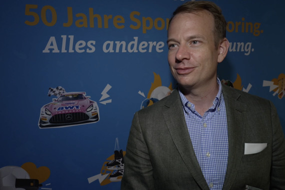 Im Interview spricht Peer Naubert, Chief Marketing Officer der Bundesliga International GmbH, u.a. über die Bedeutung des Sportsponsorings sowie den entgegengenommenen Preis in der Kategorie "Innovation".