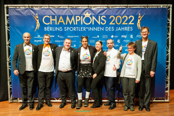 Special Olympics Athlet*innen bei der Champions Gala Berlin 2022  (v.l.n.r.): Mohammad Hammoudeh, Vincent Grüneberg, Dennis Mellentin (Special Olympics Athletensprcher Berlin), Heidi Kuder, Lilly Binder, Robert Herberg, Claudia Göbel, Silvio Wünsche