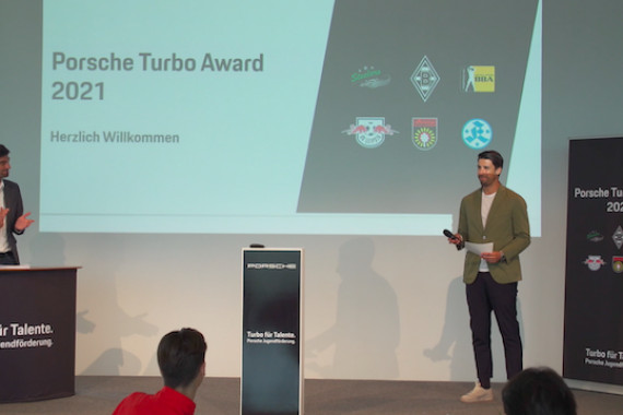 Unter dem Motto „Turbo für Talente“ engagiert sich Porsche deutschlandweit für den Nachwuchs in verschiedenen Sportarten. Im Rahmen des "Turbo Award" wurden ausgewählte Nachwuchssportler*innen für ihr außerordentliches Engagement ausgezeichnet. Botschafter des Projekts ist Sami Khedira, der die Preise überreichte.