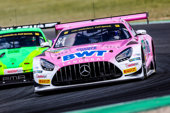 Jusuf Owega pilotiert einen Mercedes-AMG GT3 im markanten Pink des Wasseraufbereiters und Serienpartners BWT