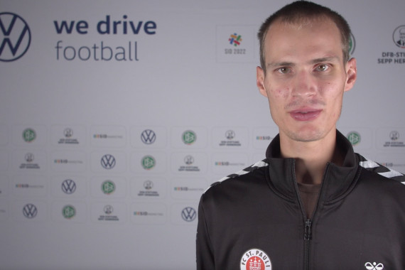 Im Interview spricht FC St. Pauli Spieler Rasmus Narjes u.a. über den gewonnenen Deutschen Meistertitel im Blindenfußball.