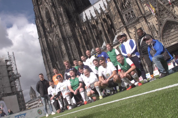 Schnittbilder vom Finalspieltag der Blindenfußball-Bundesliga am Kölner Roncalliplatz. Im Rahmen der Inklusionstage haben u.a. Weltmeister Benedikt Höwedes und Annike Krahn an einem Showmatch teilgenommen.