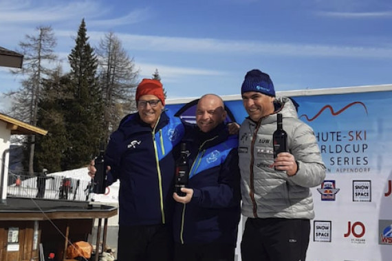 DM Parachute-Ski: Nick Grimm (Mitte) siegte vor Andreas Fischer (li) und Reinhold Haibel (re)