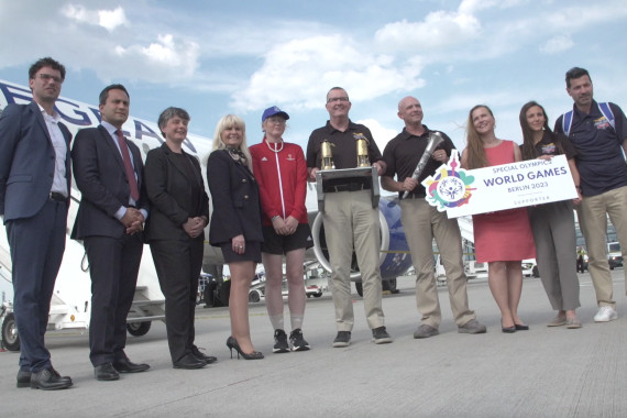 Footage von der Ankunft der "Flame of Hope" am Flughafen Brandenburg Berlin.