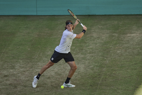 Stefanos Tsitsipas schlägt vom 17. bis 25. Juni 2023 bei den 30. TERRA WORTMANN OPEN zum nunmehr dritten Mal auf dem Centre Court der OWL ARENA in HalleWestfalen auf.