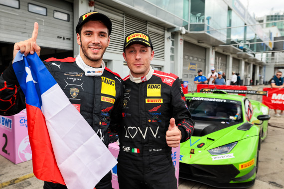 Benjamin Hites (l) und Lamborghini-Werksfahrer Marco Mapelli (r) gewannen das sechste Saisonrennen