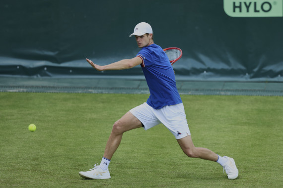 Yannick Hanfmann will sich in der Qualifikation einen Platz im Hauptfeld der 30. TERRA WORTMANN OPEN erspielen, hofft jedoch gleichzeitig auf die letzte Wildcard für den Rasenwettbewerb in HalleWestfalen.