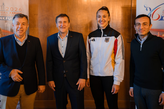 Das Motiv zeigt Prof. Dr. Ernes Erko Kalac, Wolfgang Weigert, Johanna Kneer und Mike Josef (von links).