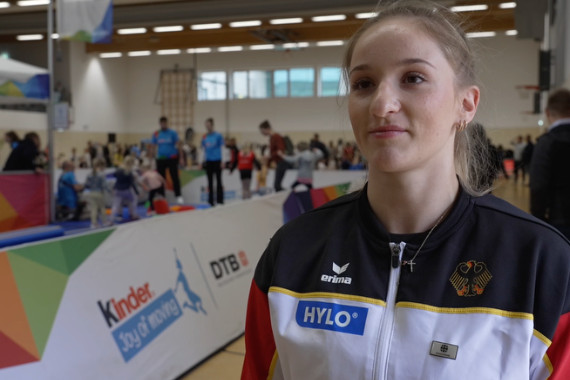 Im Interview spricht Karina Schönmaier, amtierende Europameisterin im Sprung,  u.a. darüber, was es ihr bedeuten würde Olympische Spiele in Deutschland zu haben und wie wichtig die frühe Förderung von Kindern ist.