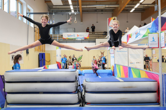 Foto von Kindern beim kinder Joy of Moving Tag des Kinderturnens