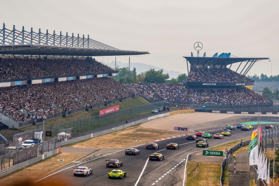 Volle Tribünen beim Samstagsrennen der DTM auf dem Nürburgring