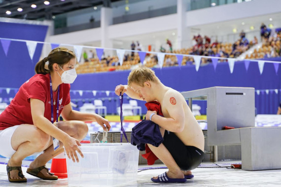 Bei den Weltspielen 2023 unterstützen Volunteers die Athlet*innen