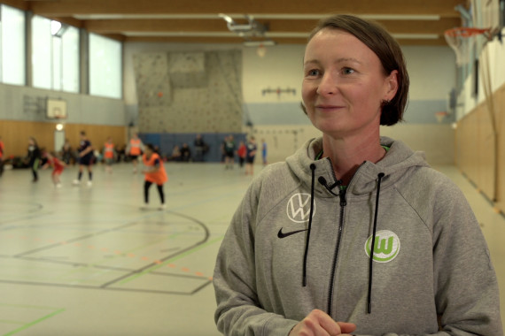 Im Interview spricht Ex-Nationalspielerin Conny Pohlers u.a. über ihren Besuch beim Handicap Kickers Hannover e.V. und ehrenamtliches Engagement im Fußball.
