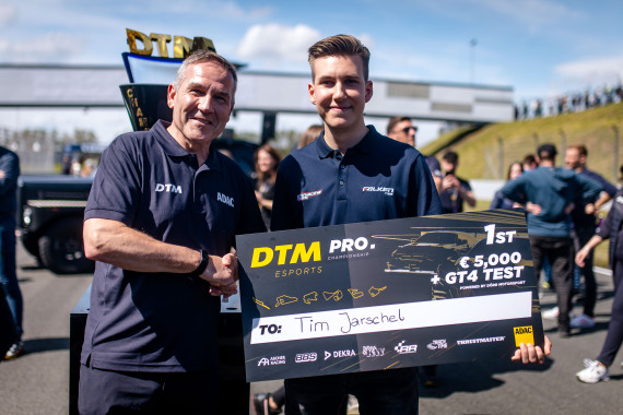 ADAC Motorsportchef Thomas Voss überreichte Tim Jarschel (l-r) seinen Preis