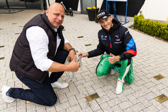 Marco Wittmann (rechts) wurde auf dem „Motorsport Walk of Fame“ verewigt