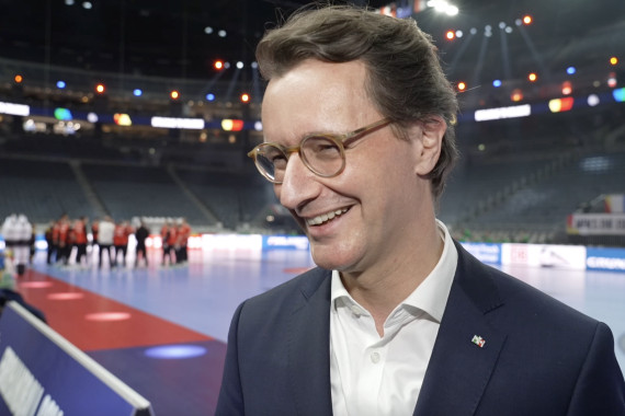 Im Interview spricht Hendrik Wüst, NRW-Ministerpräsident, u.a. über die besondere Illumination der LANXESS arena zur Handball-Europameisterschaft sowie seine Vorfreude auf die kommenden Spiele in Köln.