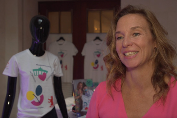 Designerin Anja Gockel präsentierte im Rahmen ihrer Fashion Show das T-Shirt der Special Olympics. Backstage spricht sie u.a. über die gemeinsame Gestaltung des T-Shirts mit den Ahtletinnen und Athleten.