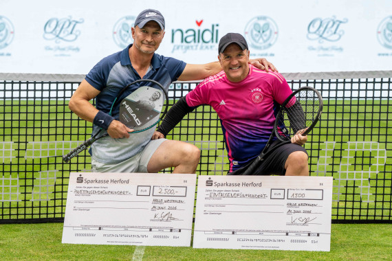 Strahlende Gewinner der NAIDI One Point Trophy: Volker Wenzel (links) und Dirk Kastrup freuen sich über die Siegerschecks