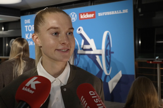 Im Interview spricht die Vize-Kapitänin der Frauen-Nationalmannschaft Janina Minge u.a. über ihre Erwartungen an das Nations-League-Finale gegen Spanien und über die Besonderheit, die Amateur-Fußballer*innen im Rahmen des Länderspiels auszuzeichnen.