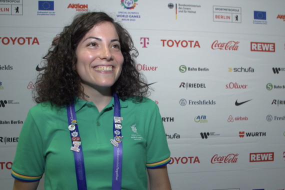 Im Interview spricht Special-Olympics-Athletin Mehtap Özgül u.a. über ihre bisherigen Erlebnisse bei den Weltspielen und ihre Erwartungen an die kommenden Tage.