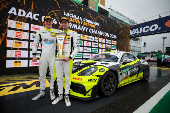 Champions der ADAC GT4 Germany 2026: Denny Berndt (li.) und Lachlan Robinson