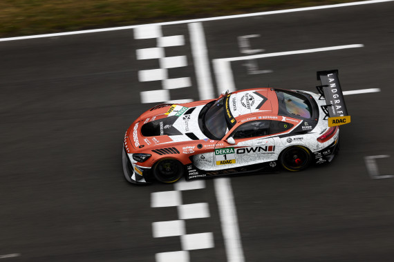 Der Mercedes-AMG GT3 von Landgraf-Motorsport überquerte im Sonntagsrennen als Erster die Ziellinie