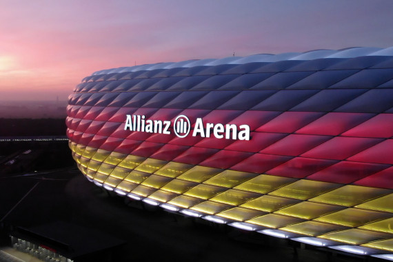 Anlässlich des Einkleidungs-Starts in München wurde die Arena in den Farben des Team Deutschland illuminiert.