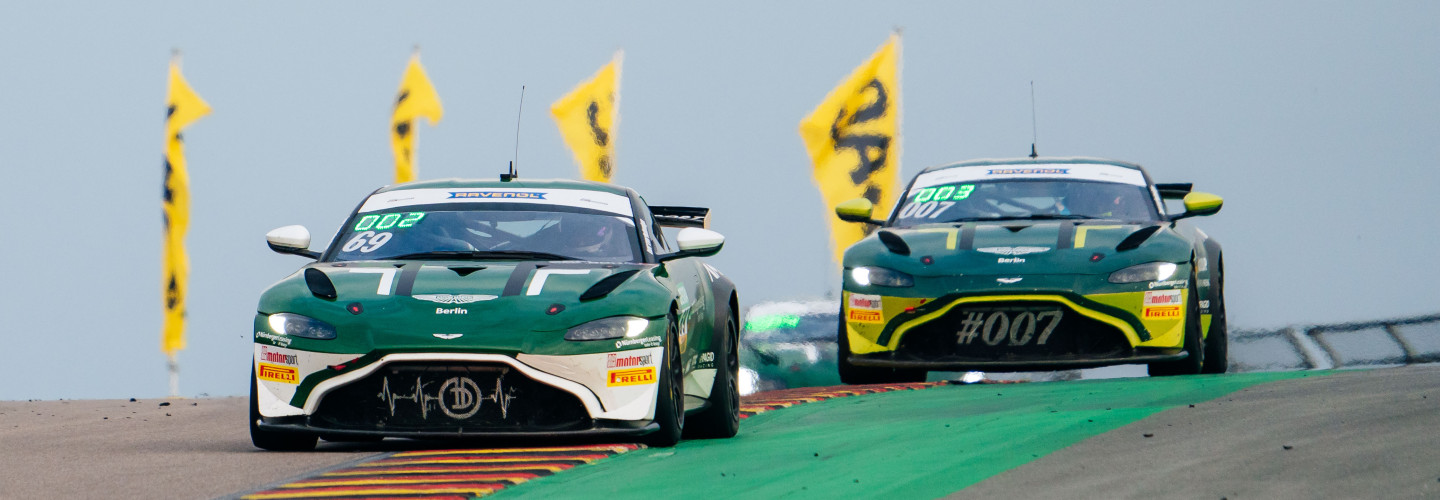 Diese beiden Aston Martin Vantage GT4 von Dörr Motorsport befinden sich auch im Titelkampf