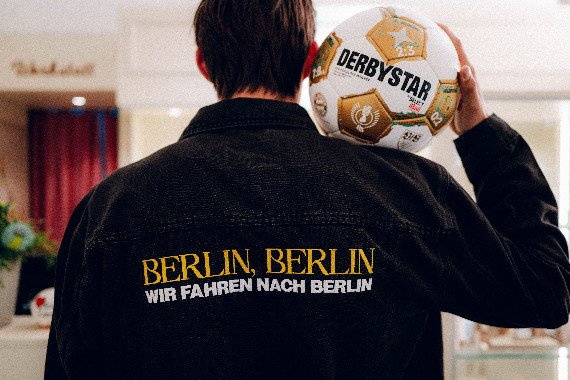 Der Weg nach Berlin in Gold