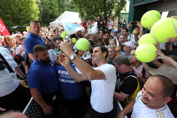 Über eine Stunde nahm sich Federer Zeit, die zahlreichen Autogramm- und Selfiewünsche zu erfüllen