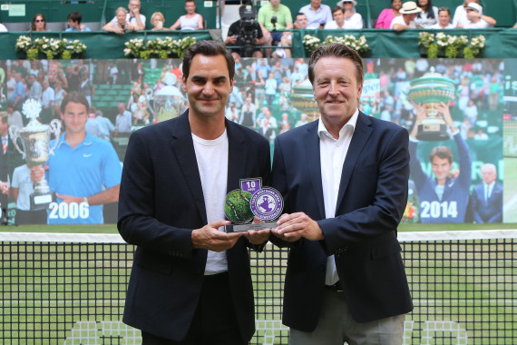 Turnierdirektor Weber überreichte Federer einen Award für seine besonderen Verdienste