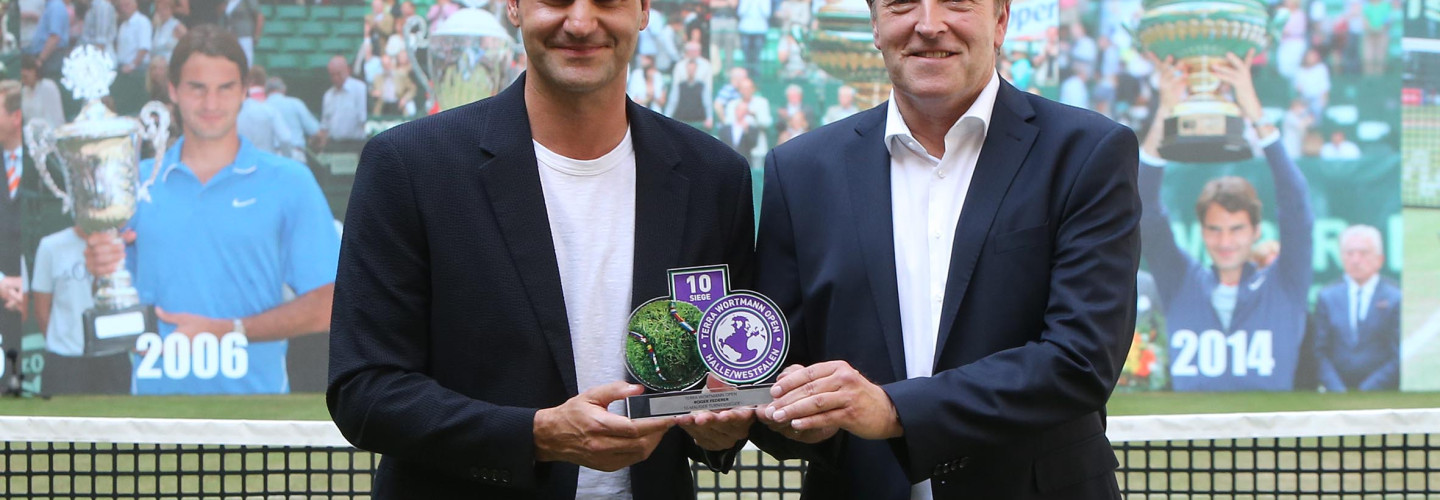 Turnierdirektor Weber überreichte Federer einen Award für seine besonderen Verdienste