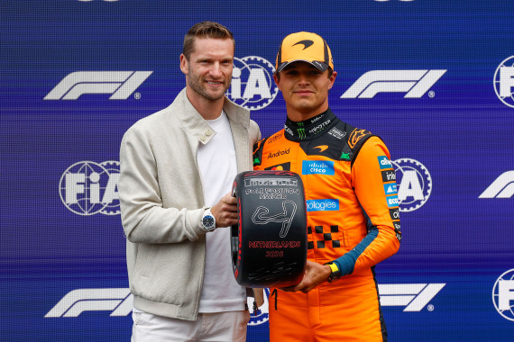 In Zandvoort hat Maro Engel den Pirelli Pole Position Award an Lando Norris übergeben