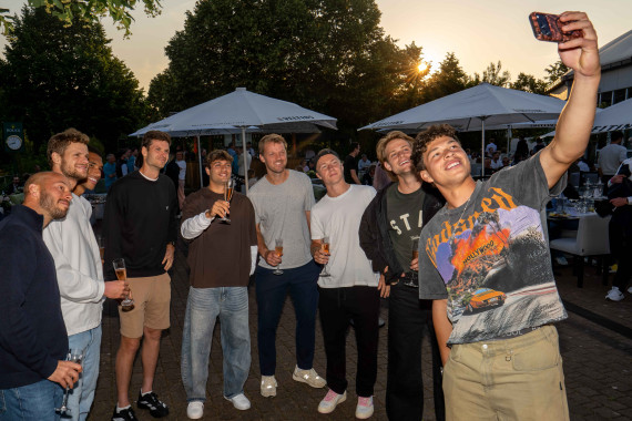 v.l.n.r: Tim Pütz, Yannick Hanfmann, Felix Auger-Aliassime, Hubert Hurkacz, Kevin Krawietz, Max Schönhaus, Zizou Bergs und Ben Shelton zum Abschluss des Players Dinner - das traditionelle Erinnerungs-Selfie