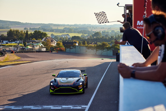 Der Aston Martin von Prosport Racing bei der Zieldurchfahrt