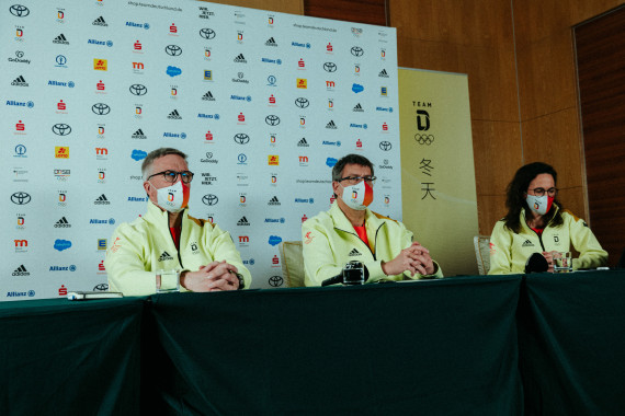 DOSB-Präsident Thomas Weikert und Chef de Mission Dirk Schimmelpfennig auf der Pressekonferenz in Peking