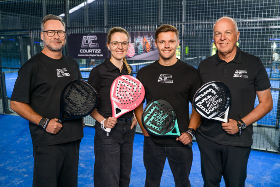 TV-Moderator Matthias Opdenhövel wird Gesellschafter und strategischer Partner der CourtSports GmbH. Gemeinsam mit dem Gründerteam will er die Padel-Marke COURTZZ weiter voranbringen. 
Im Bild von links: Matthias Opdenhövel, Franziska Brügging, Alexander Böhmer und Joachim Böhmer.