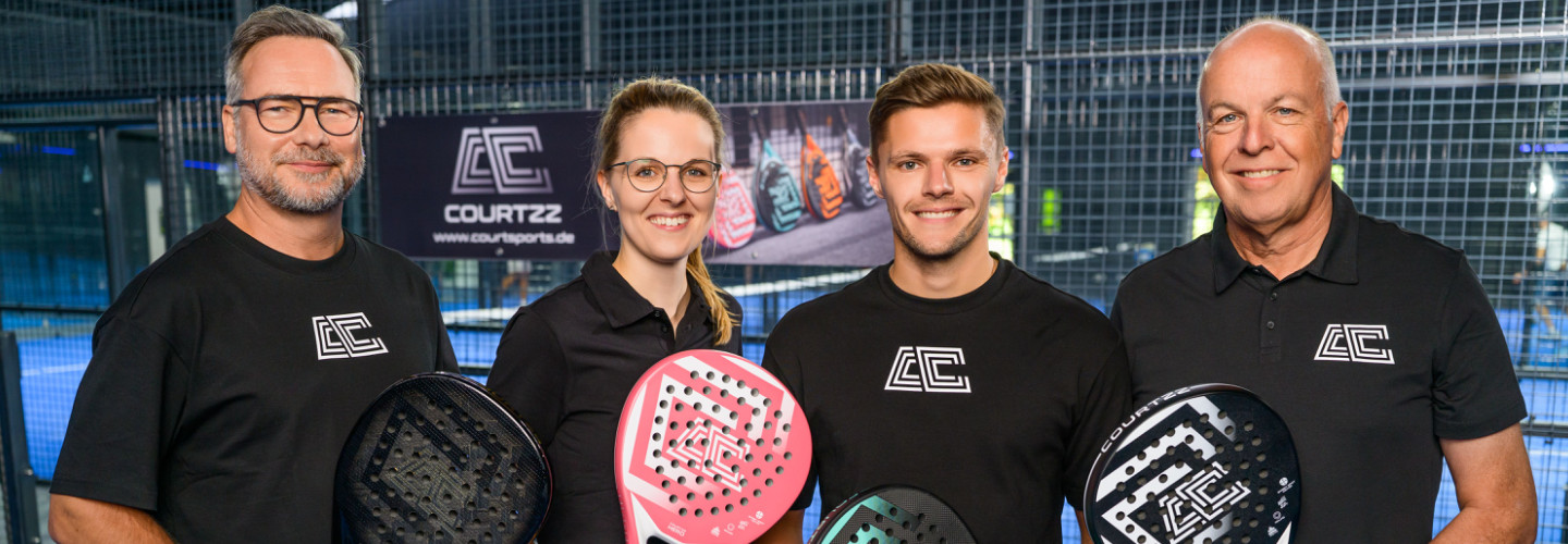 TV-Moderator Matthias Opdenhövel wird Gesellschafter und strategischer Partner der CourtSports GmbH. Gemeinsam mit dem Gründerteam will er die Padel-Marke COURTZZ weiter voranbringen. 
Im Bild von links: Matthias Opdenhövel, Franziska Brügging, Alexander Böhmer und Joachim Böhmer.