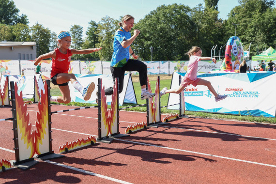 Lisa Mayer beim „kinder Joy of Moving Sommer der Kinderleichtathletik“