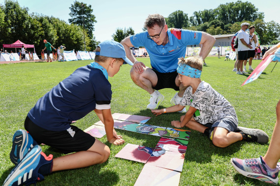 Leichtathletik-Stars mit „Superkräften“ beim „kinder Joy of Moving Sommer der Kinderleichtathletik“