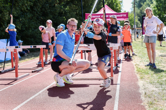 Frank Busemann beim „kinder Joy of Moving Sommer der Kinderleichtathletik“