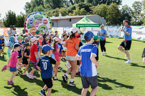 Leichtathletik-Stars mit „Superkräften“ beim „kinder Joy of Moving Sommer der Kinderleichtathletik“