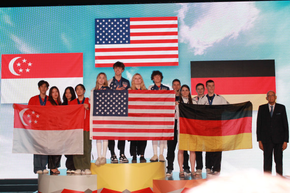 Siegerehrung mit den Teams aus den USA und Taiwan